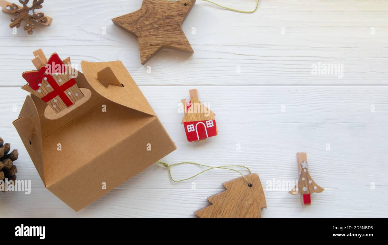 Noël et zéro déchet, emballage écologique et décorations artisanales pour l'arbre sur fond blanc en bois avec espace pour le texte. Écologique Banque D'Images