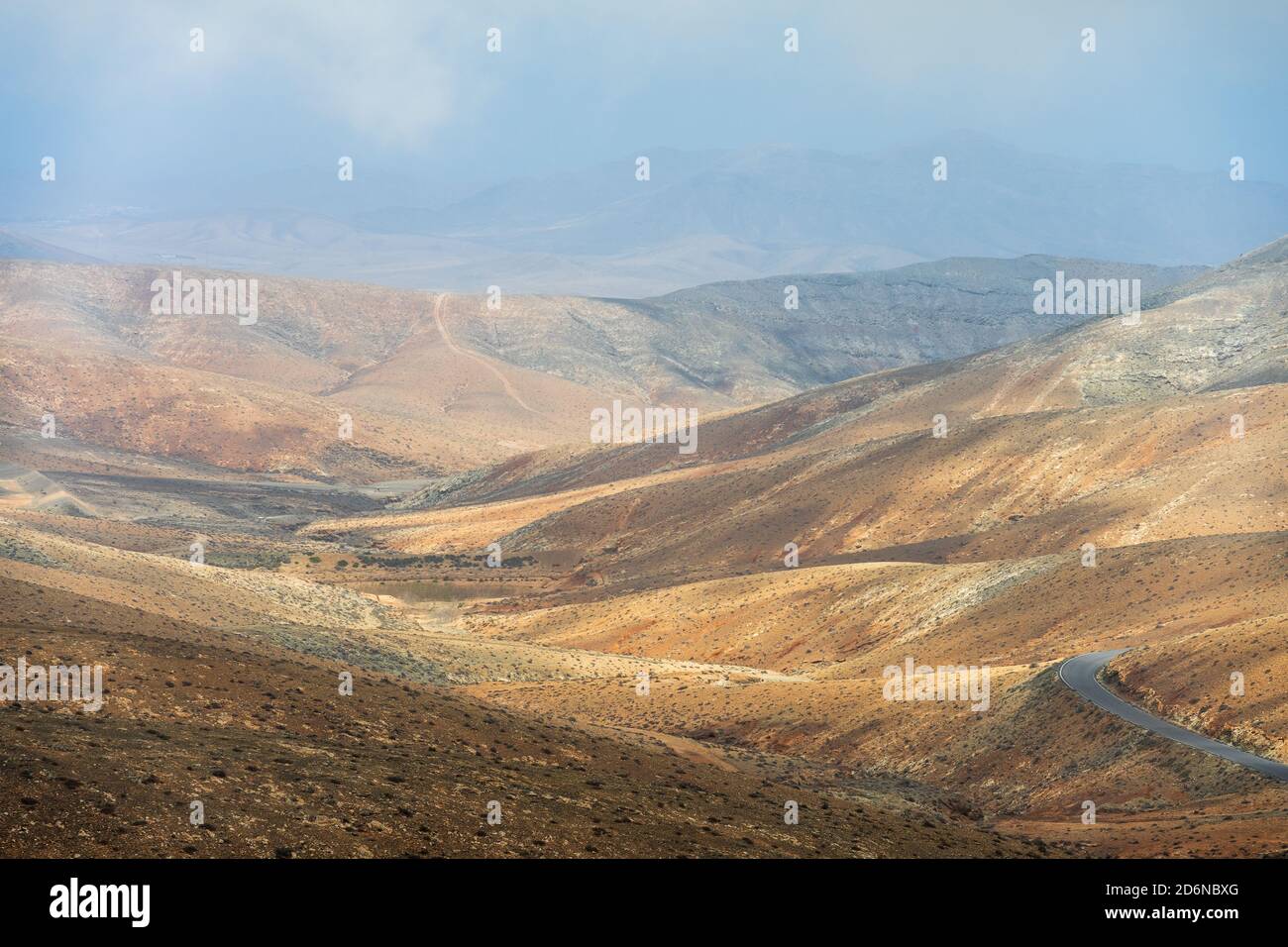 Vue sur le paysage de montagne depuis le point de vue astronomique Sicasumbre (Mirador Astronomico de Sica Sumbre). Fuerteventura. Îles Canaries. Espagne. Banque D'Images