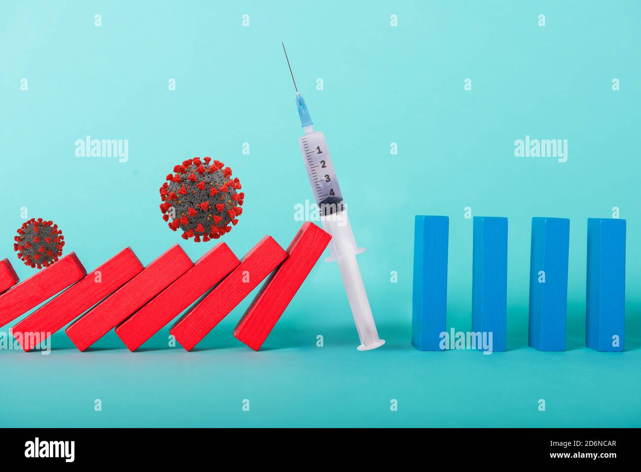 Concept de covid19 pandémie de coronavirus avec chute de chaîne comme un jeu de domino. La contagion et la progression de l'infection sont arrêtées par un vaccin médical Banque D'Images