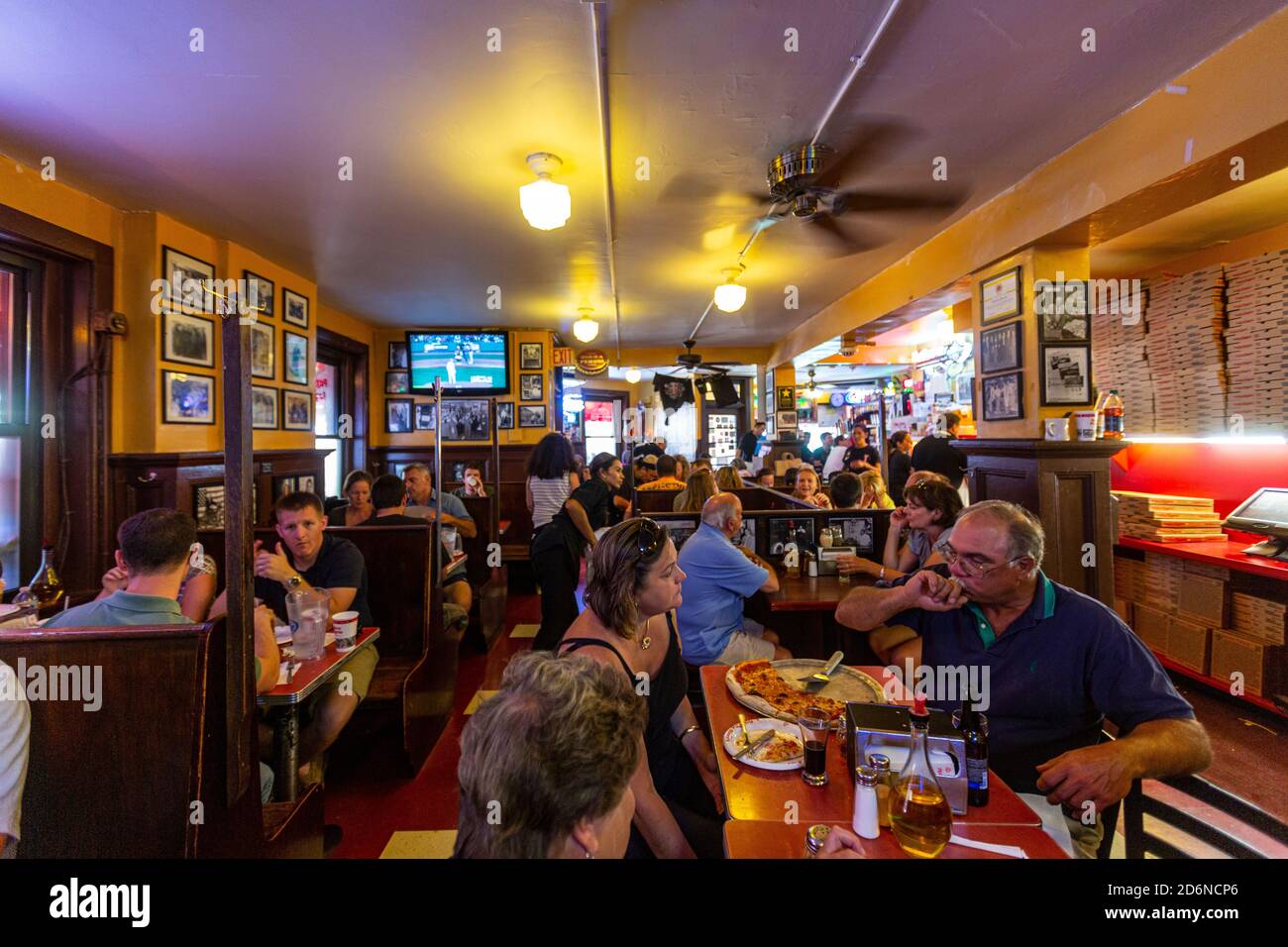 Intérieur de Regina Pizzeria à Thacher Street dans le North End de Boston, Boston, Massachusetts, États-Unis Banque D'Images