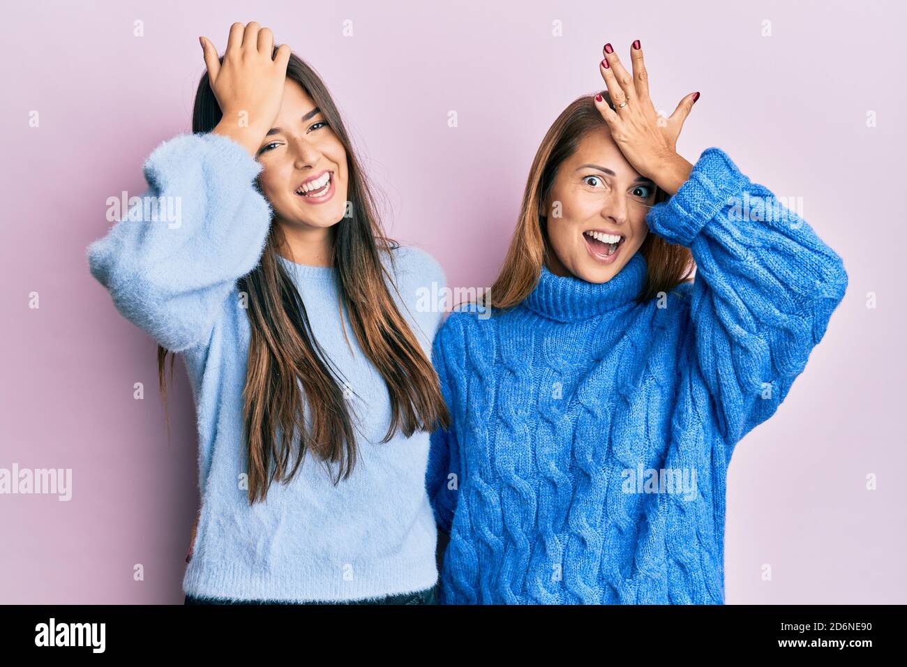 Famille hispanique de la mère et de la fille portant la laine hiver chandail surpris avec la main sur la tête pour l'erreur, rappelez-vous erreur. oublié, mauvais concept de mémoire Banque D'Images Famille hispanique de la mère et de la fille portant la laine hiver chandail surpris avec la main sur la tête pour l'erreur, rappelez-vous erreur. oublié, mauvais concept de mémoire Banque D'Images