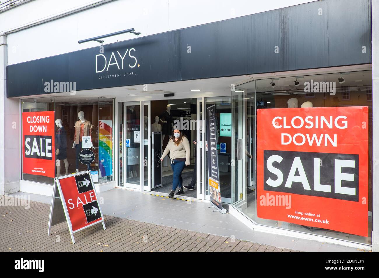 Days,Days Department Store,on,Guldhall Square,fermeture,fermeture,une partie,de,Edinbugh Woolen Mills,Group,EWM,Edinburgh Woolen Mill Group,The store,a,BHS,store,avant,leur,arrivée,administration.ce jour, le grand magasin sera ouvert par le PDG d'EWM, Reed Day, Dubai, les entrepreneurs de rue, Philip, Dubois, Dubois, Jane Jaeger, les entrepreneurs de rue en, les plus grands magasins de commerce de détail. Administration.Economie,High Street,boutique,magasins,fermeture,ce magasin, basé,au,centre,de,Carmarthen,Carmarthenshire,pays de Galles,gallois, Banque D'Images