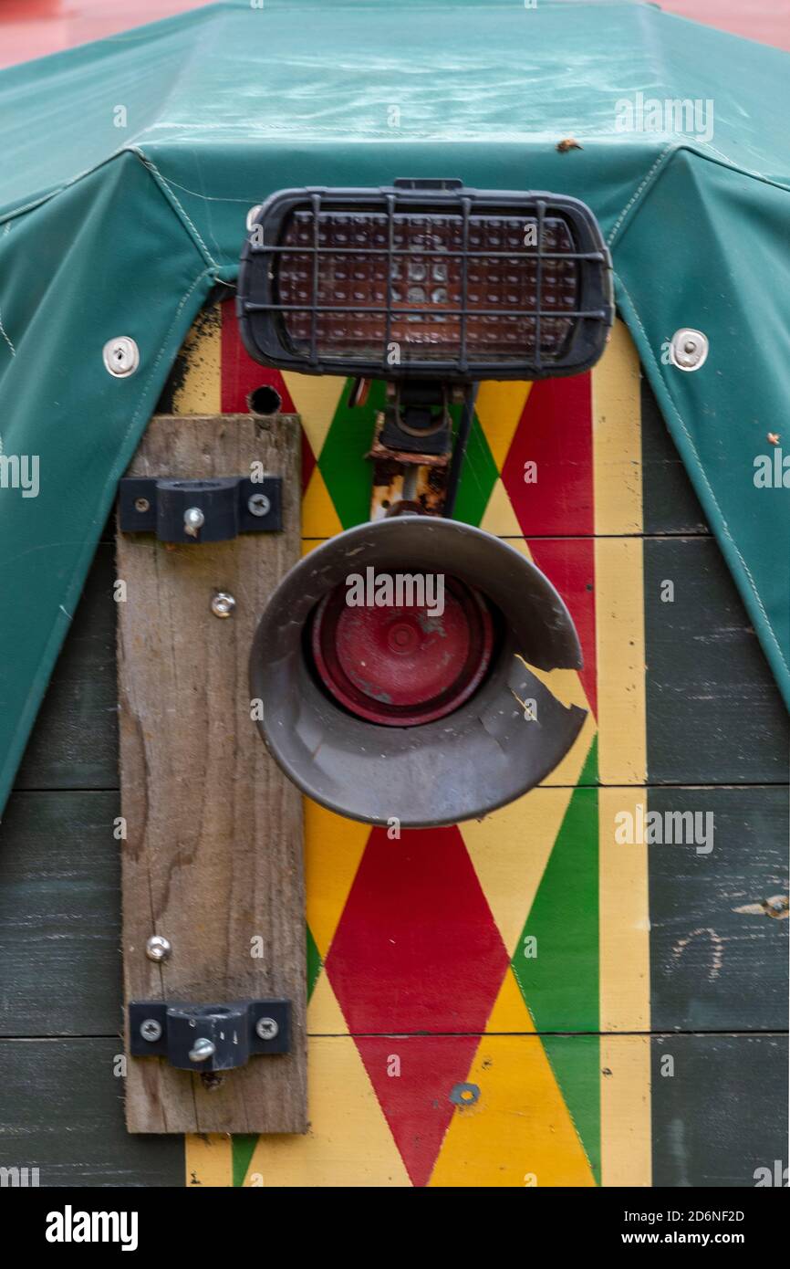 grand haut-parleur à l'avant d'une barge de canal traditionnelle ou d'un bateau étroit. porte peinte de couleurs vives sur le devant d'un bateau à narrowboat patrimonial. Banque D'Images