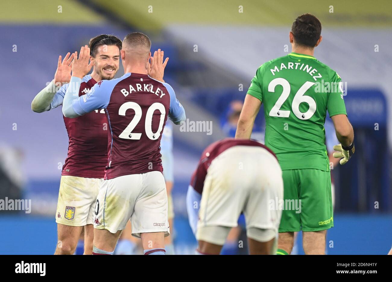 Jack Grealish (à gauche) et Ross Barkley de Aston Villa célèbrent la victoire après le match de la Premier League au King Power Stadium, Leicester. Banque D'Images