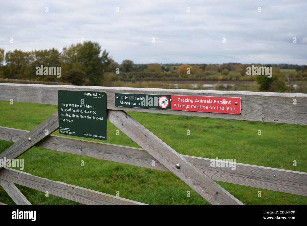 Panneau sur la porte à Manor Farm, Milton Keynes, demandant aux gens de ne pas nourrir les poneys. Ce sont des poneys Konik sauvages qui vivent dans la réserve naturelle. Banque D'Images