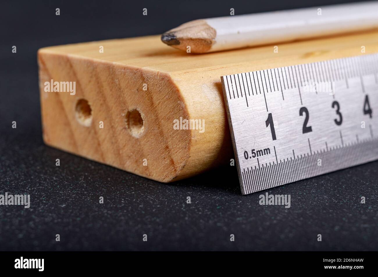 Un rapporteur et une règle métallique pour mesurer les angles dans un  atelier de menuiserie. Accessoires pour mesurer et dessiner dans un atelier  de menuiserie. Lieu de travail - travaux Photo Stock 