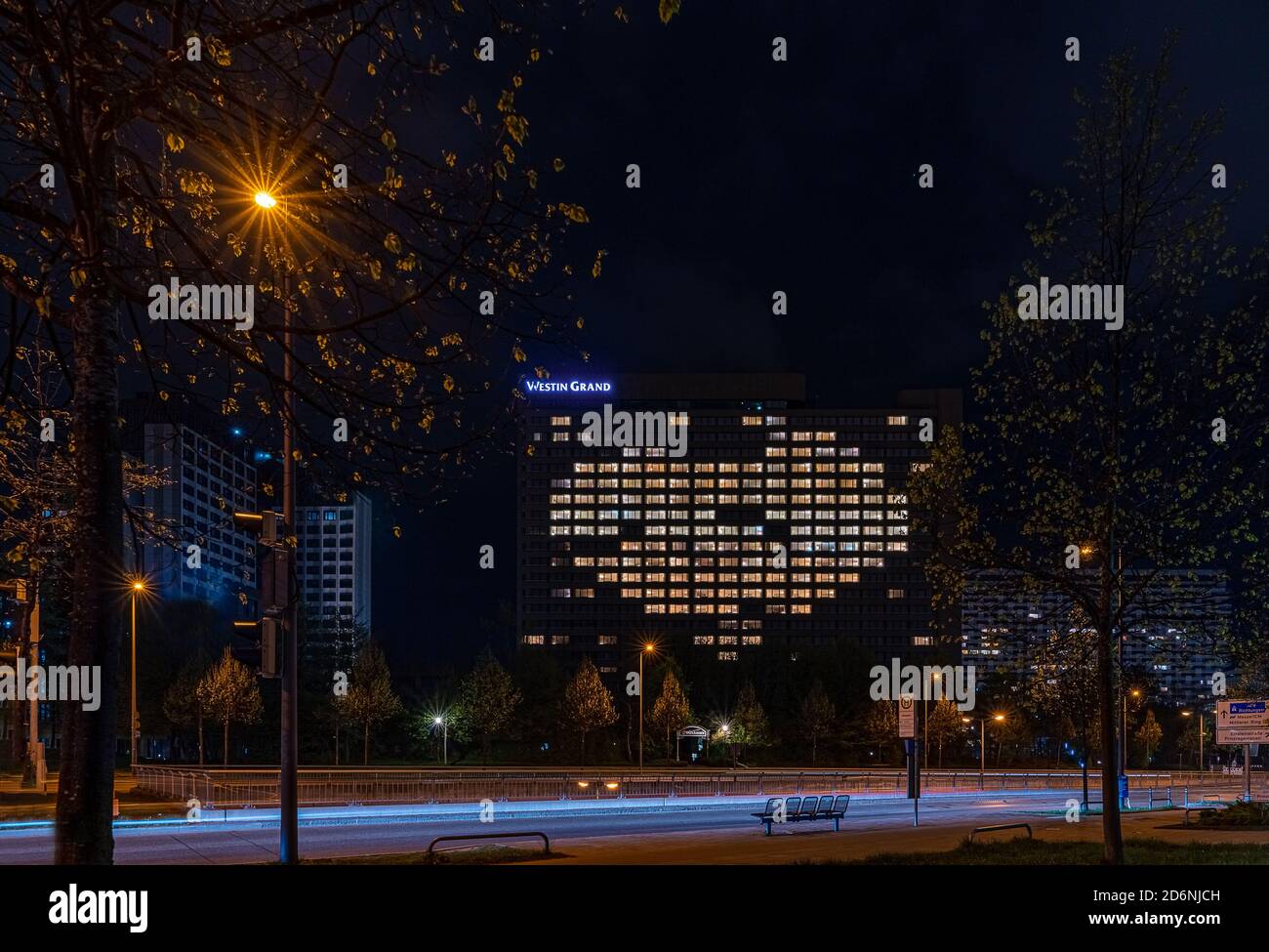 Fenêtres illuminées en forme de coeur de l'hôtel Grand Westin de Munich. L'Allemagne au 14 avril 2020 symbolise un grand merci à toutes les mains aimates Banque D'Images