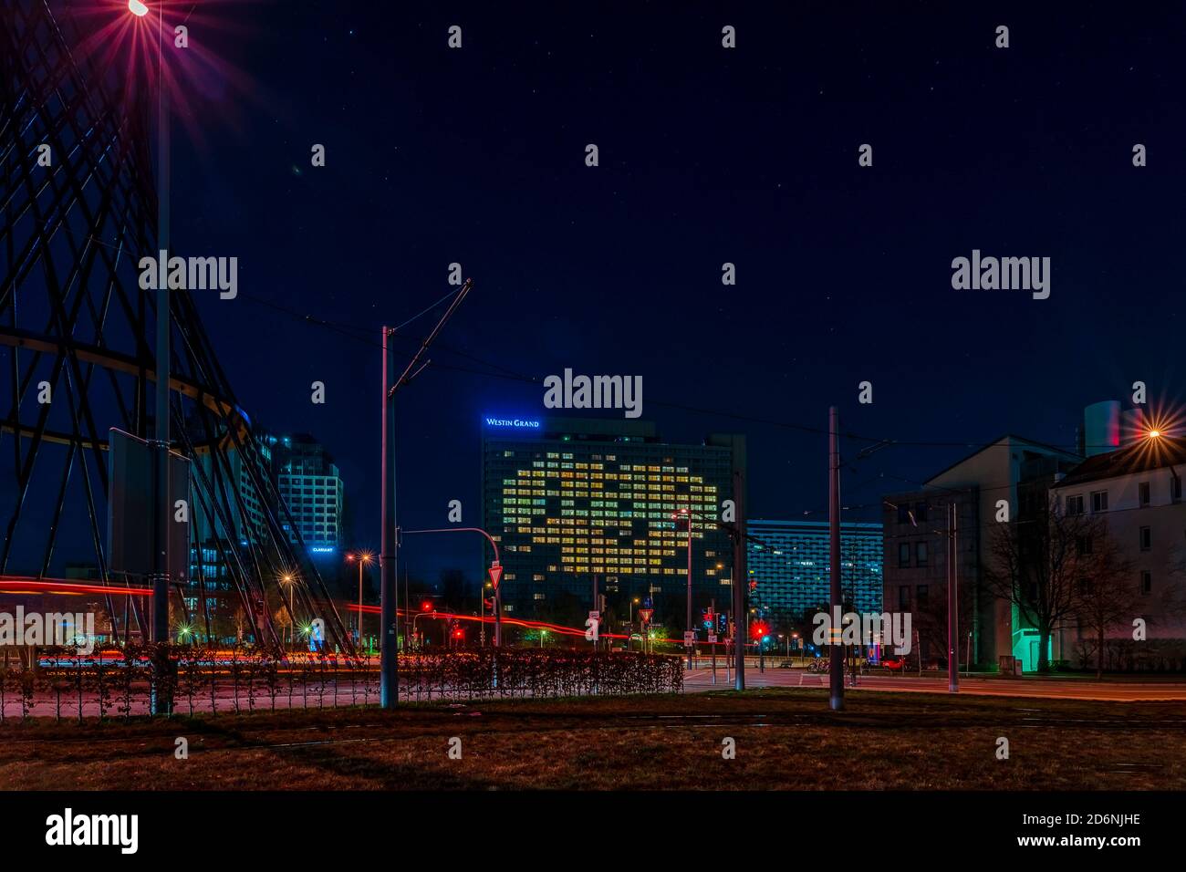 Fenêtres illuminées en forme de coeur de l'hôtel Grand Westin de Munich. L'Allemagne au 14 avril 2020 symbolise un grand merci à toutes les mains aimates Banque D'Images