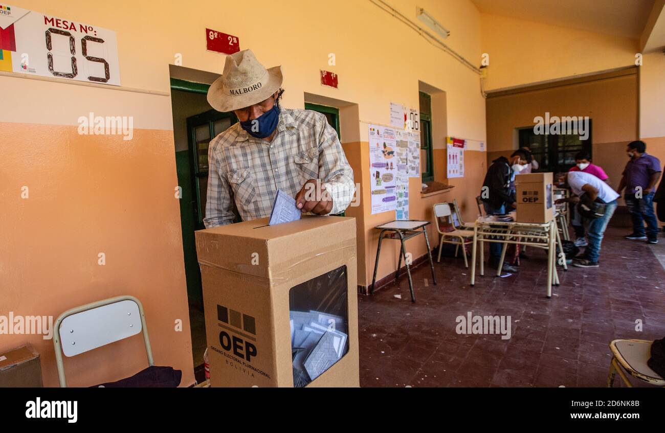 Salta, Argentine. 19 juin 2012. Vote des Boliviens à l'Ecole d'agriculture No 3122 "général Martín Miguel de Guemes" dans la capitale provinciale de Salta. En Bolivie, 7.3 millions d'électeurs sont appelés aujourd'hui à élire un président et un Parlement. Credit: Javier Corbalan/dpa/Alay Live News Banque D'Images