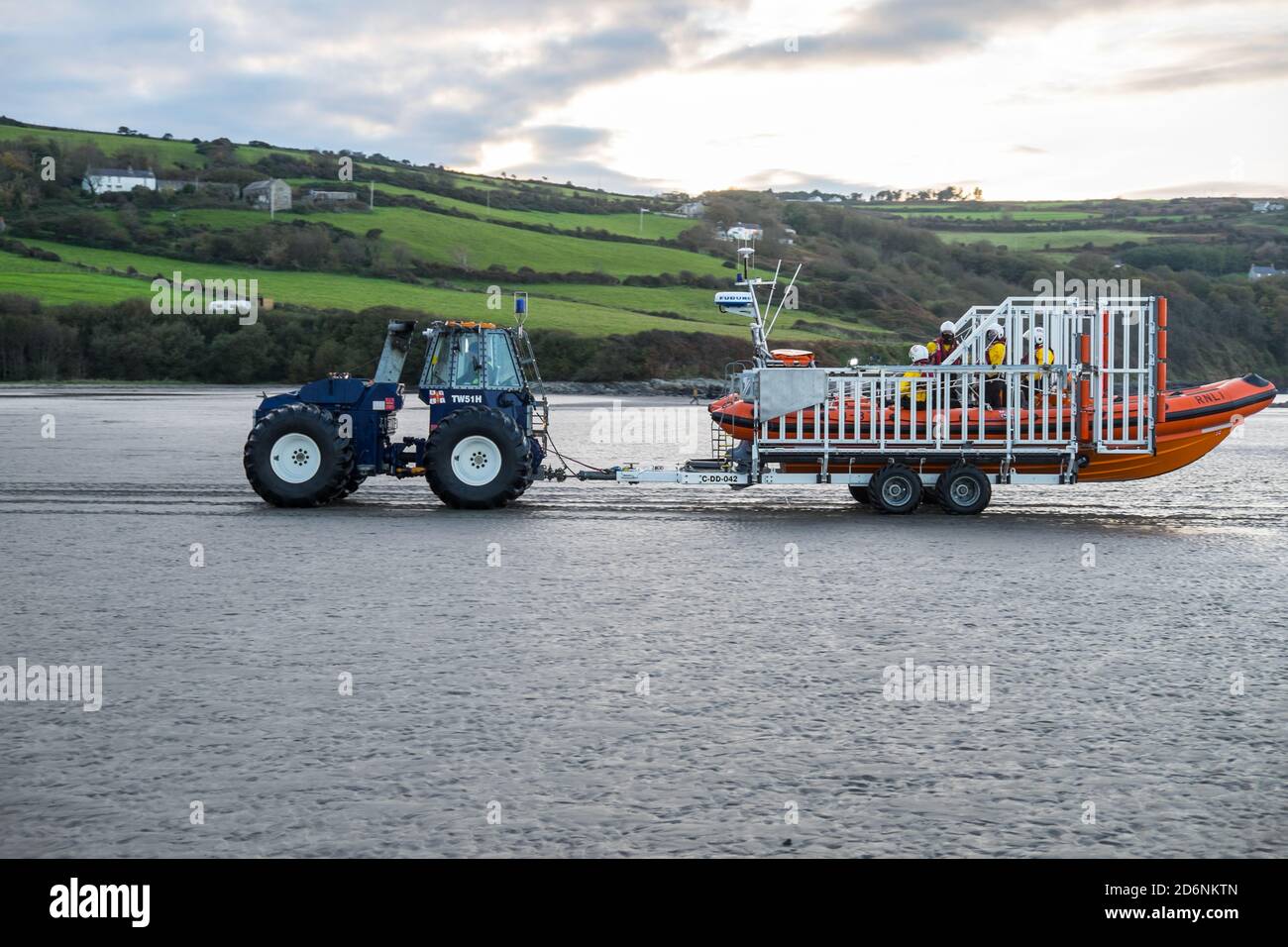 RNLI,Lifeboat,après,la,pratique,formation,avec,volontaire,équipage,à,marée,basse,être,transporté,via,un,tracteur,tirant,canot,de,sauvetage,retour,à,station de bateau de sauvetage,Poppit,Poppit,Poppit Sands,plage,Poppit Sands,estuaire,côte,Teifi,Teifi,Teifi,Teifi River,Teifi,Teifi,Teifi,Teifi,Koreige,Koreiefore,Europe,Koreiefore,Koreige,Koreige,Koreige,Koreiefore,KoreieTrig,KoreieU,Koreige,Koreige,Koreige,Korei Banque D'Images