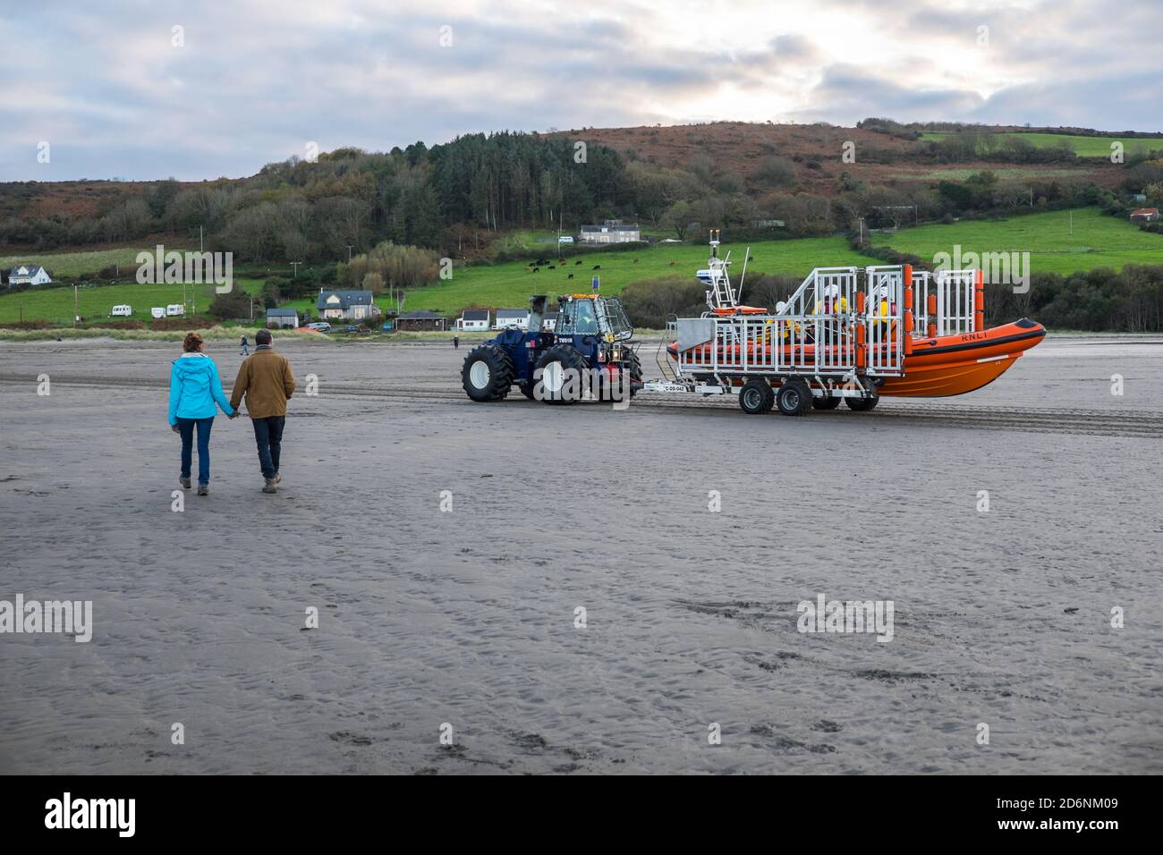 RNLI,Lifeboat,après,la,pratique,formation,avec,volontaire,équipage,à,marée,basse,être,transporté,via,un,tracteur,tirant,canot,de,sauvetage,retour,à,station de bateau de sauvetage,Poppit,Poppit,Poppit Sands,plage,Poppit Sands,estuaire,côte,Teifi,Teifi,Teifi,Teifi River,Teifi,Teifi,Teifi,Teifi,Koreige,Koreiefore,Europe,Koreiefore,Koreige,Koreige,Koreige,Koreiefore,KoreieTrig,KoreieU,Koreige,Koreige,Koreige,Korei Banque D'Images