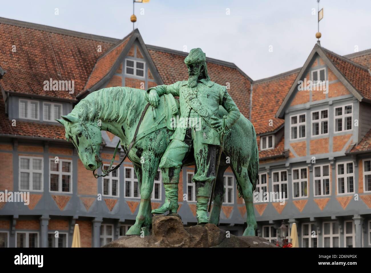 Augustus le plus jeune était un duc médiéval à Wolfenbüttel, en Basse-Saxe. Sa statue se trouve devant l'hôtel de ville, sur la place de la ville. Banque D'Images