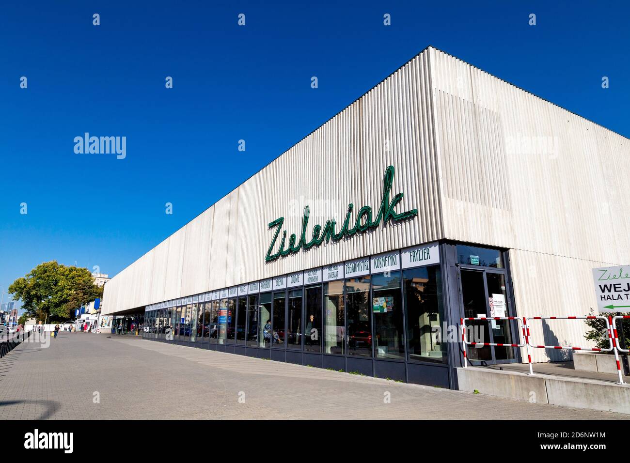 Extérieur de Zieleniak enseigne au néon sur la façade, place du marché pour les produits d'épicerie frais, quartier d'Ochota, Varsovie, Pologne Banque D'Images