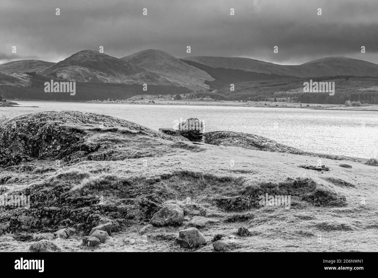 Le Loch Doon et les collines Galloway au loin avec un ciel d'hiver borde. Banque D'Images