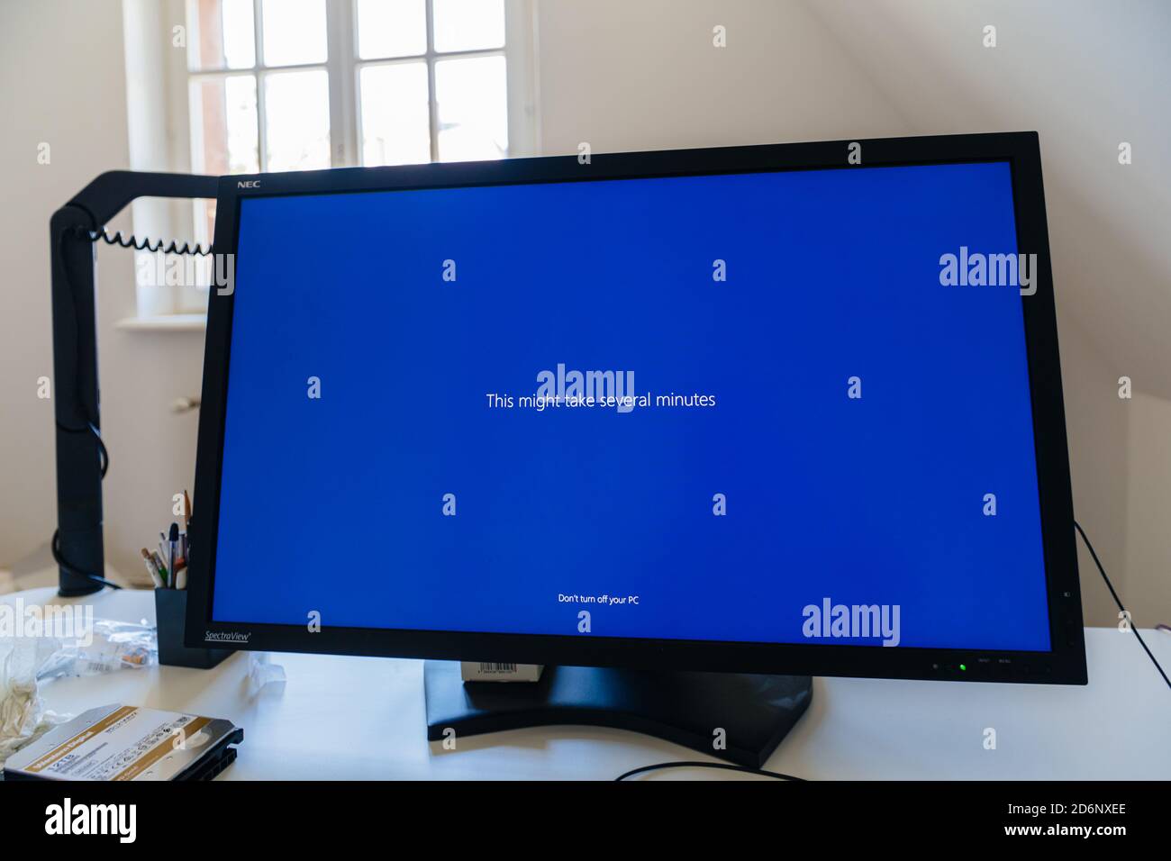 Paris, France - 7 septembre 2020 : table créative avec grand moniteur de référence NEC Spectraview présentant ce problème peut prendre plusieurs minutes de texte lors de la mise à jour de l'écran bleu de Microsoft Windows Banque D'Images