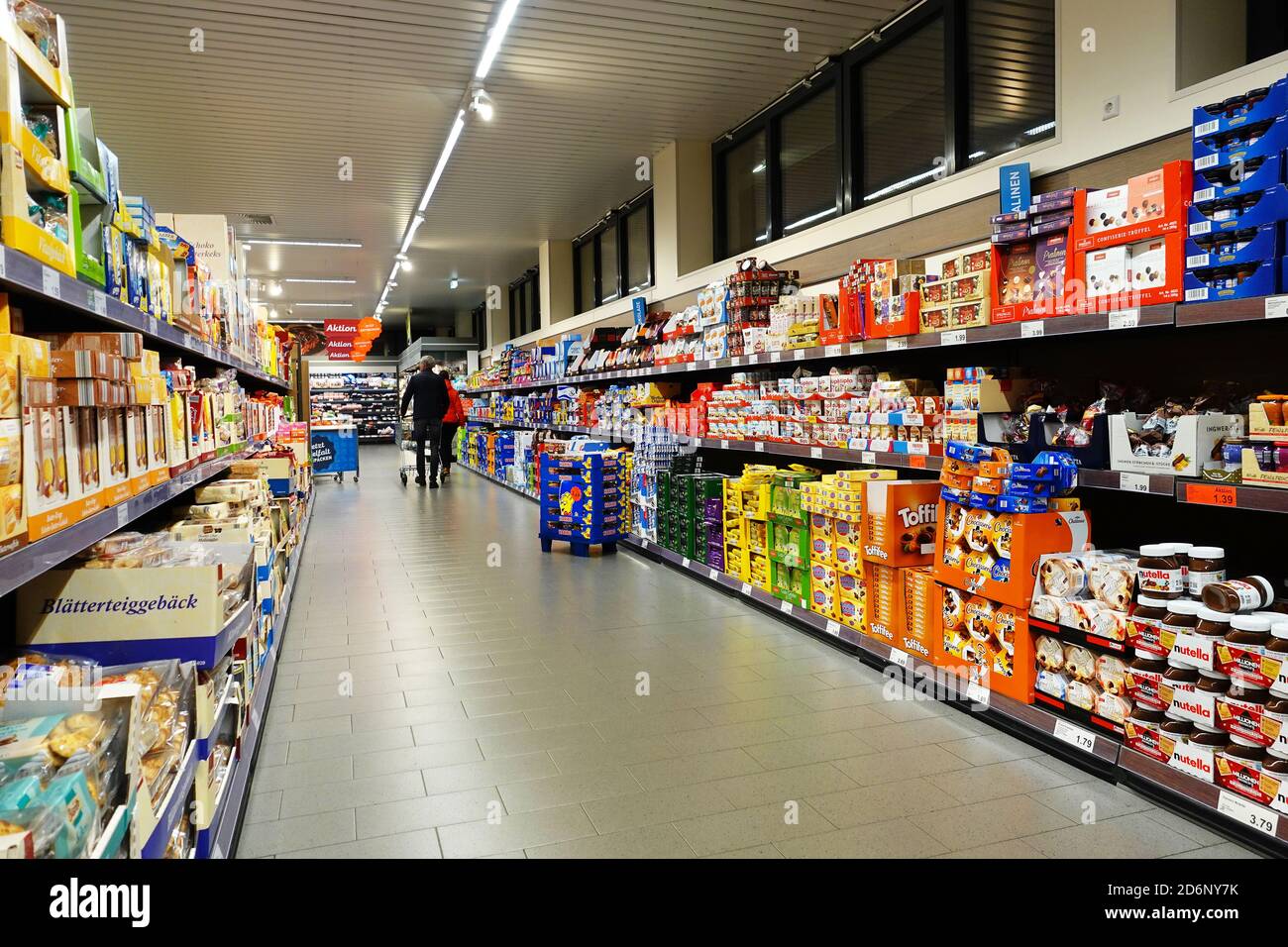 Allée avec des produits sucrés d'un supermarché Aldi Banque D'Images