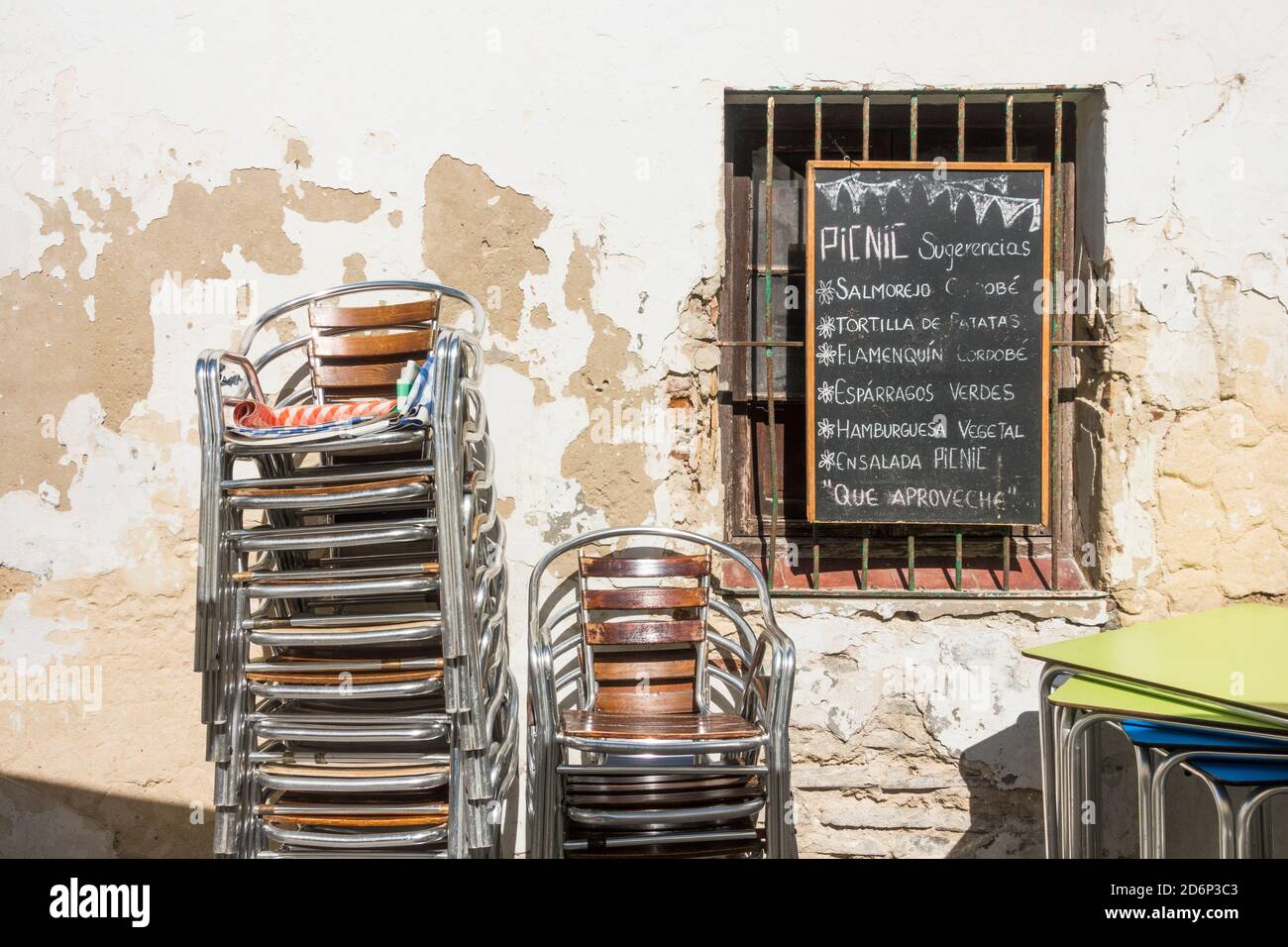 Chaises empilées dans un restaurant espagnol fermé en raison de restrictions dans la crise corona, Tarifa, Espagne. Banque D'Images