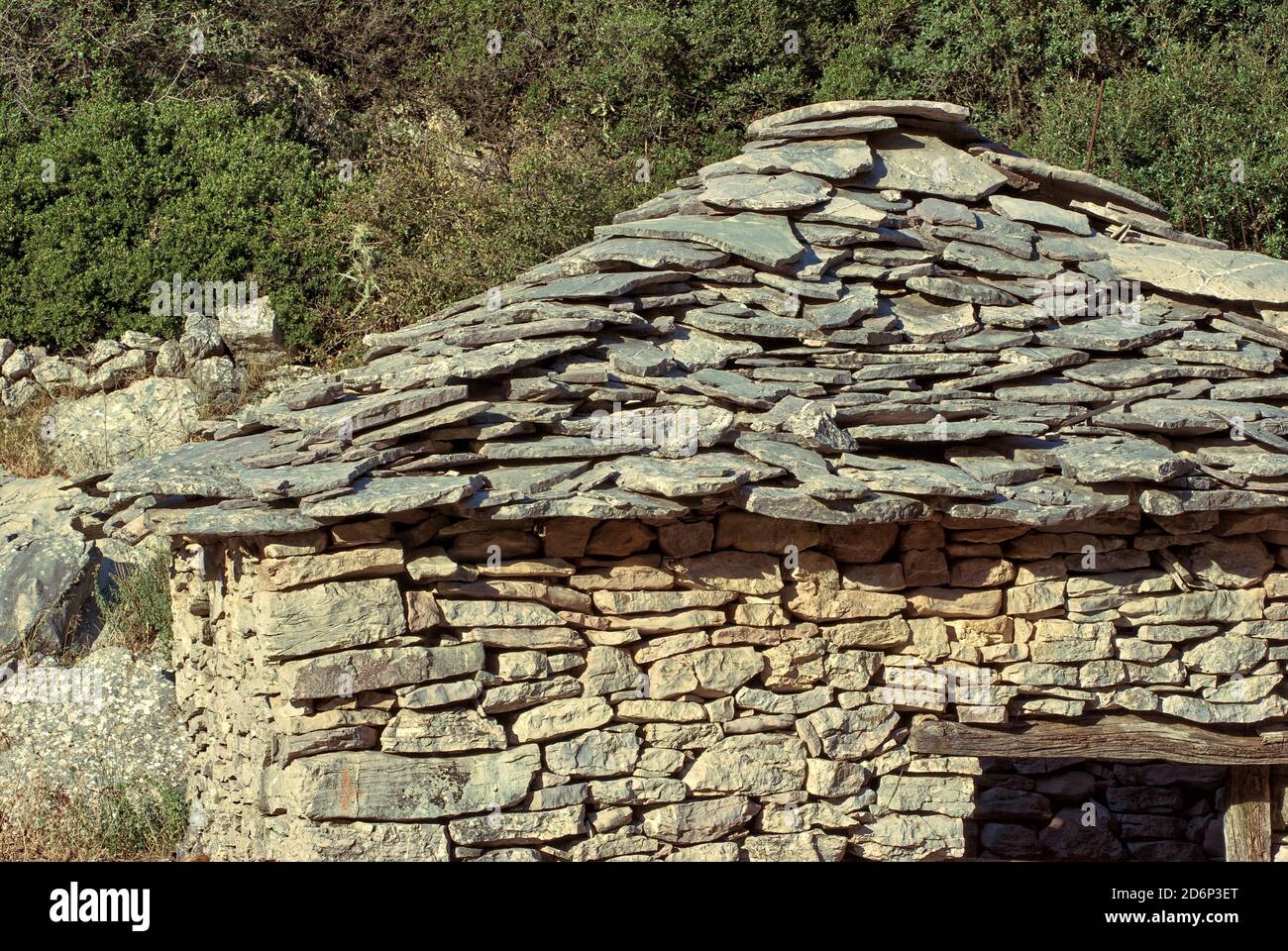 toit et bâtiment en pierre sèche d'une cabane traditionnelle de berger En  Grèce Photo Stock - Alamy