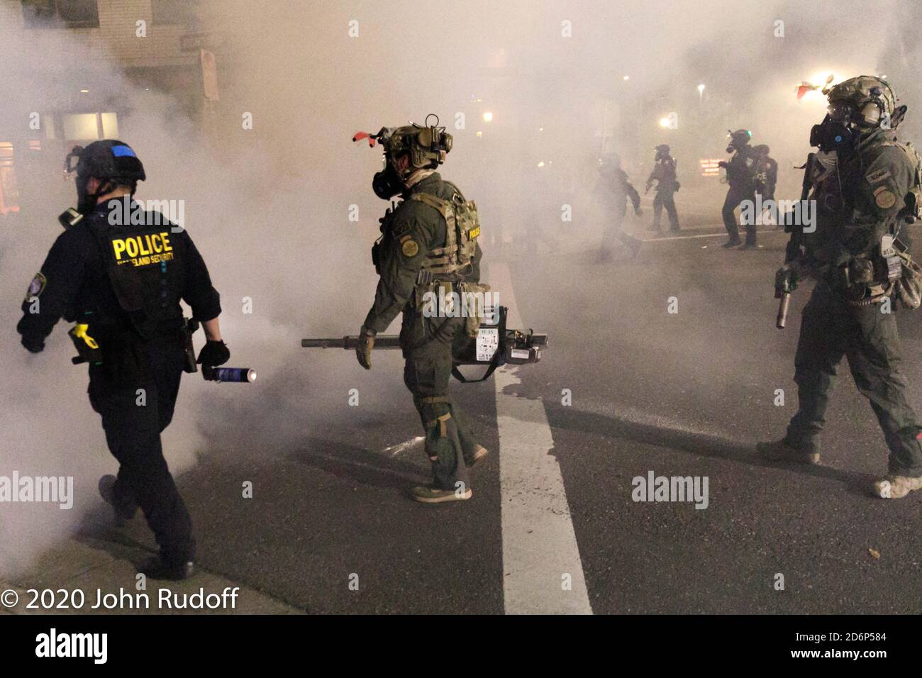 Un agent DHS utilise un pulvérisateur d'insecticide TF-35 pour pulvériser des gaz irritants sur les manifestants. Des manifestants ont affronté la police fédérale et la police de Portland dans un centre d'immigration et d'application des douanes après une marche en solidarité avec les détenus DE GLACE à Portland, Oregon, le 17 octobre 2020. (Photo de John Rudoff/Sipa USA) crédit: SIPA USA/Alay Live News Banque D'Images