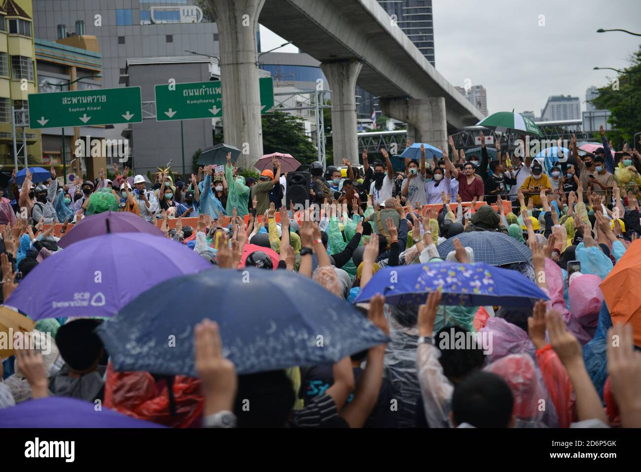 Bangkok, Thaïlande. 17 octobre 2020. Bangkok : les manifestants du gouvernement lèvent trois doigts à Ha Yaek Lat Phrao, Phahon Yothin Road, Vibhavadi Road. Expression symbolique en appelant à la démocratie aujourd'hui, 17 octobre 2020. (Photo de Teera Noisakran/Pacific Press/Sipa USA) crédit: SIPA USA/Alay Live News Banque D'Images