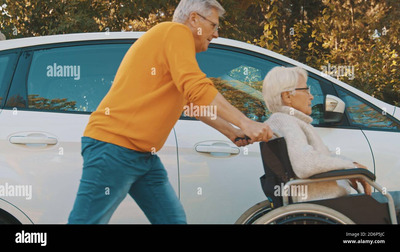 Couple âgé. Homme prenant soin de sa femme handicapée âgée. Photo de haute qualité Banque D'Images