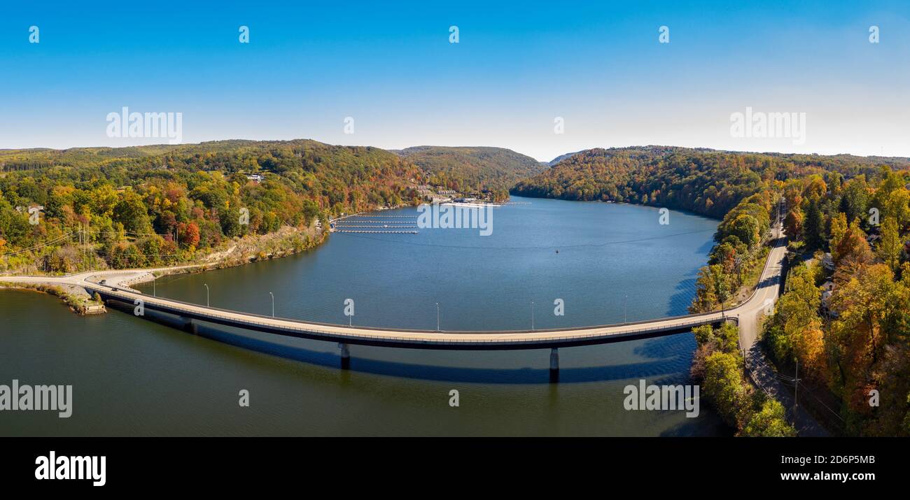 Vue aérienne par drone des couleurs automnales entourant le lac Cheat et le pont Old Cheat Road près de Morgantown, Virginie occidentale Banque D'Images