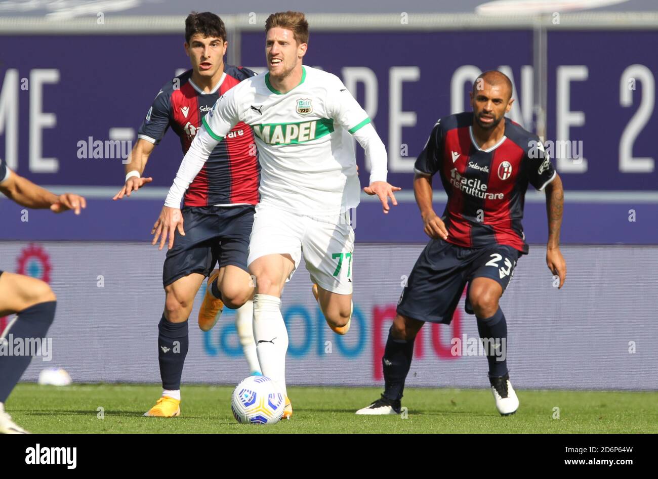 Georgios Kyriakopoulos de Sassuolo et Riccardo Orsolini (L) de Bologne en action pendant le match de football italien Serie A Bologna FC vs US Sassuolo AT Banque D'Images Georgios Kyriakopoulos de Sassuolo et Riccardo Orsolini (L) de Bologne en action pendant le match de football italien Serie A Bologna FC vs US Sassuolo AT Banque D'Images