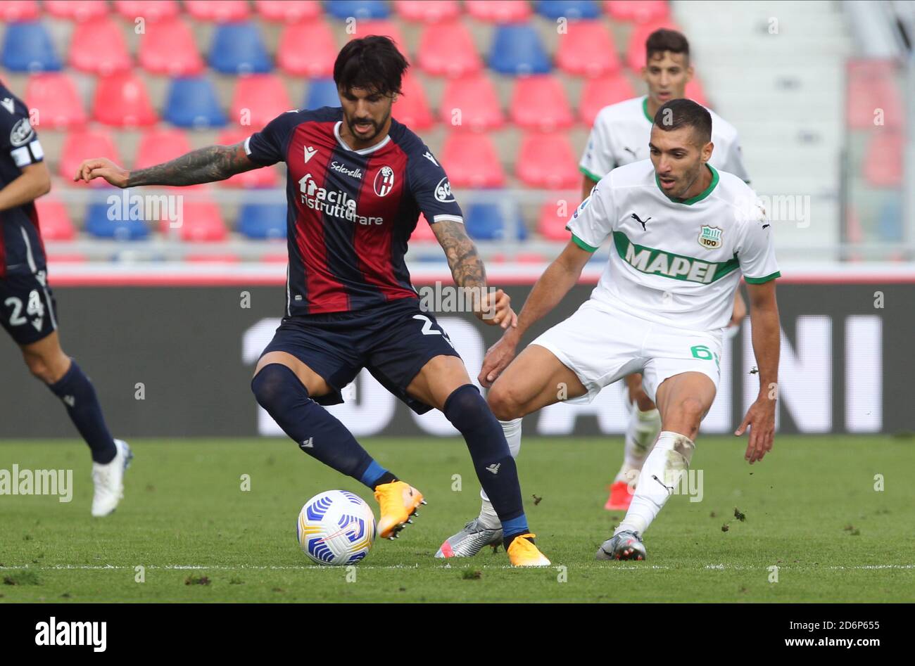 Roberto Soriano (L) et Mehdi Bourabia de Sassuolo lors de la série italienne UN match de football Bologna FC vs U.S. Sassuolo au Renato Dall'Ara Banque D'Images Roberto Soriano (L) et Mehdi Bourabia de Sassuolo lors de la série italienne UN match de football Bologna FC vs U.S. Sassuolo au Renato Dall'Ara Banque D'Images