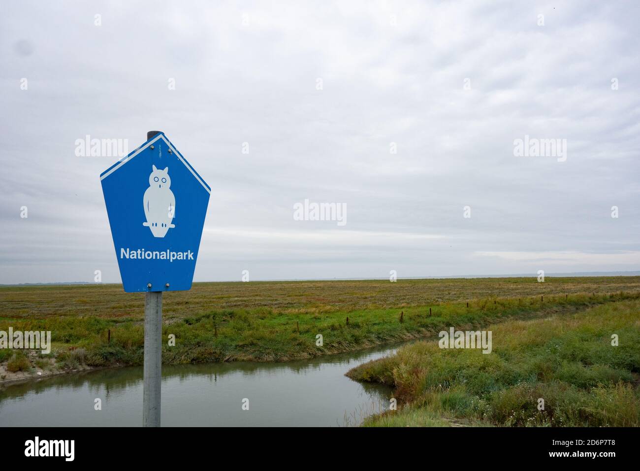 Panneau du parc national des Wadden avec marais salé derrière. Mer des Wadden. Basse-Saxe. Allemagne Banque D'Images