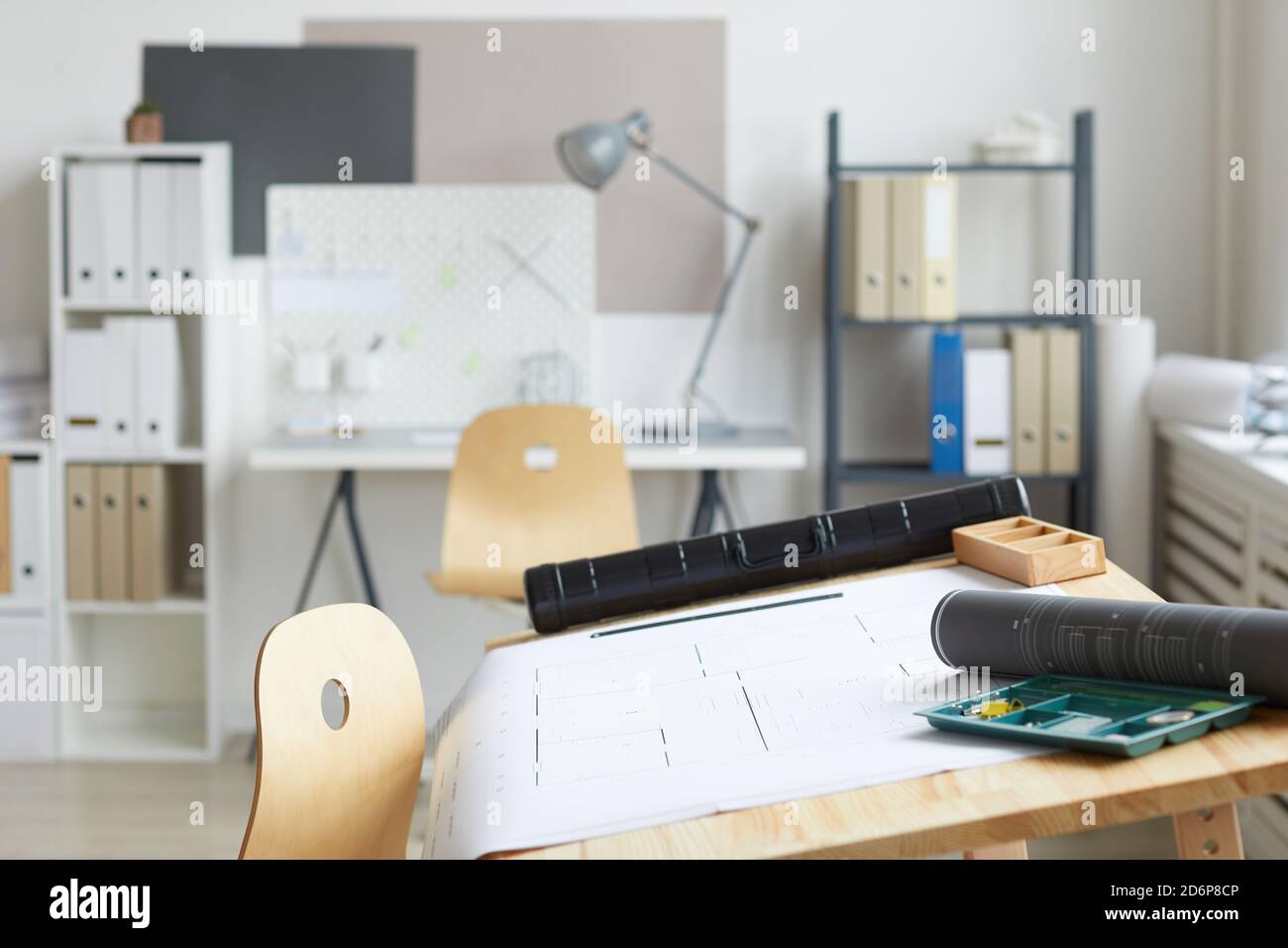 Image d'arrière-plan de l'espace de travail des architectes avec table de mise en plan et outils au premier plan, espace de copie Banque D'Images