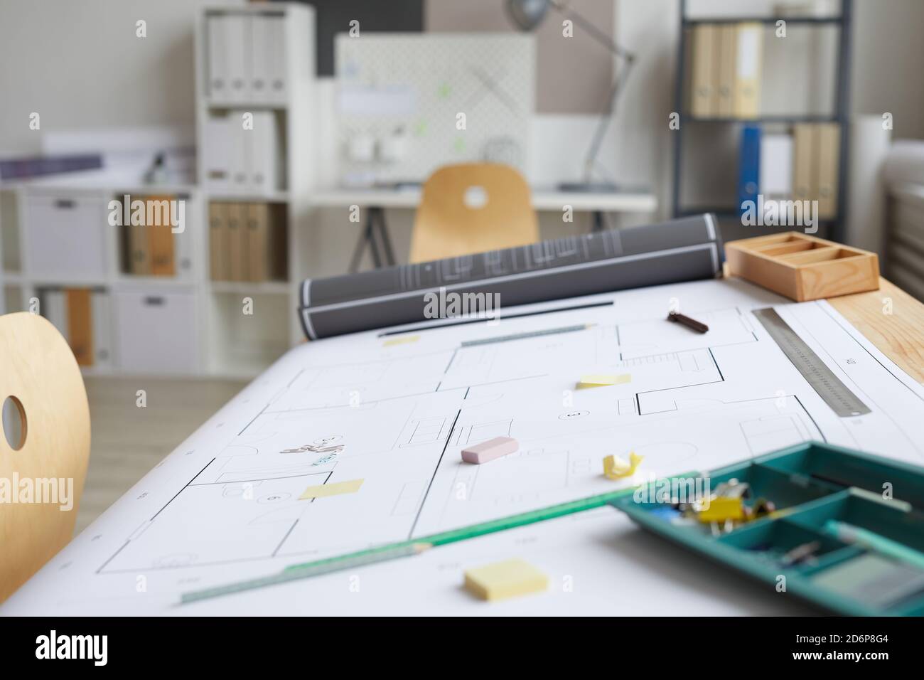 Image d'arrière-plan d'un espace de travail d'architectes vide avec des plans et des outils sur une table de mise en plan au premier plan, dans l'espace de copie Banque D'Images
