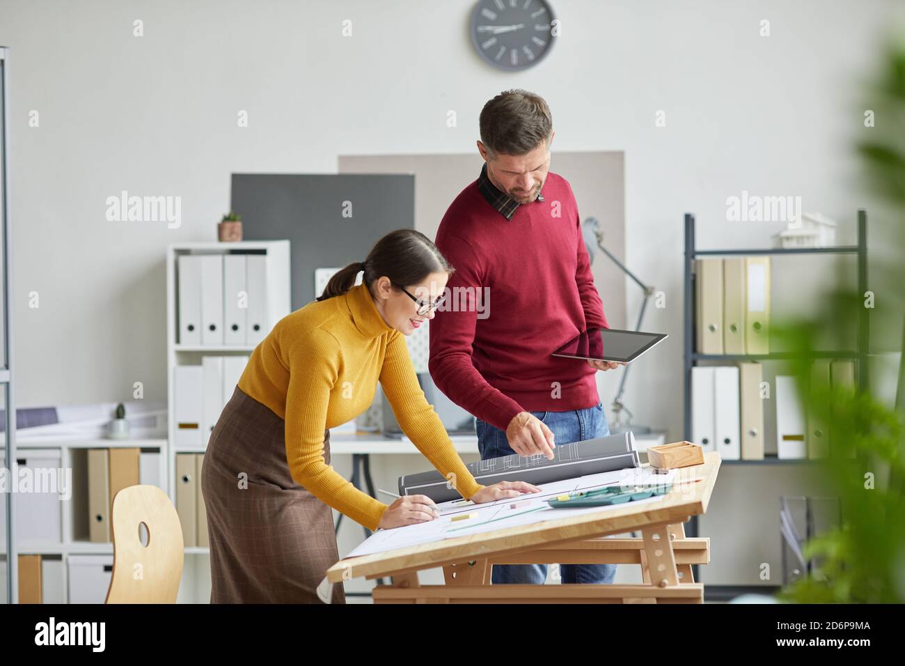 Vue latérale portrait de deux architectes dessinant des plans tout en travaillant ensemble au bureau, espace de copie Banque D'Images