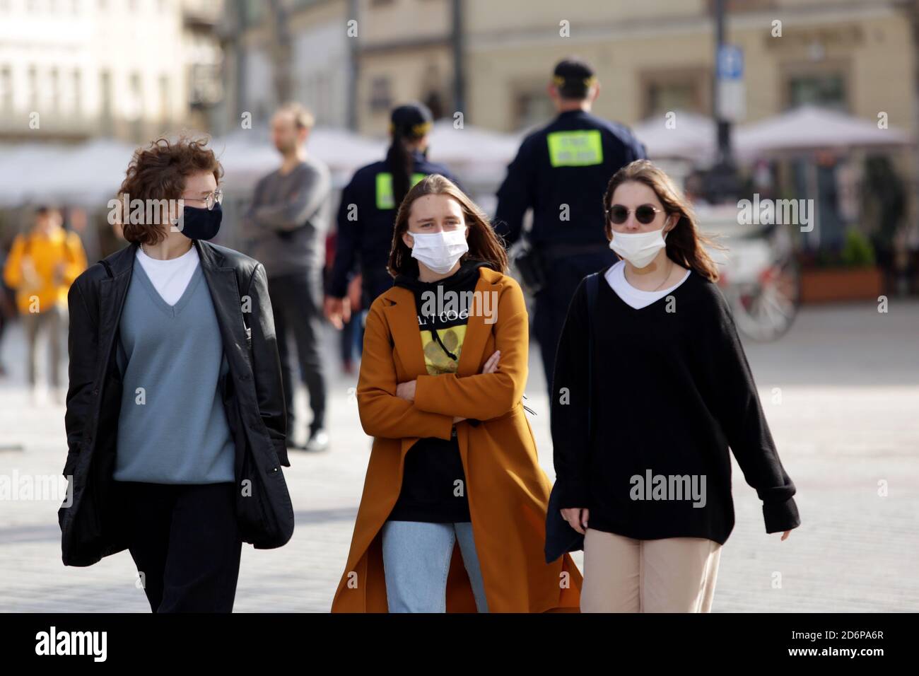 Cracovie, Pologne - 18 octobre 2020 : zone rouge en Pologne. Dans tout le pays et l'obligation de couvrir la bouche et le nez dans les espaces publics. Banque D'Images