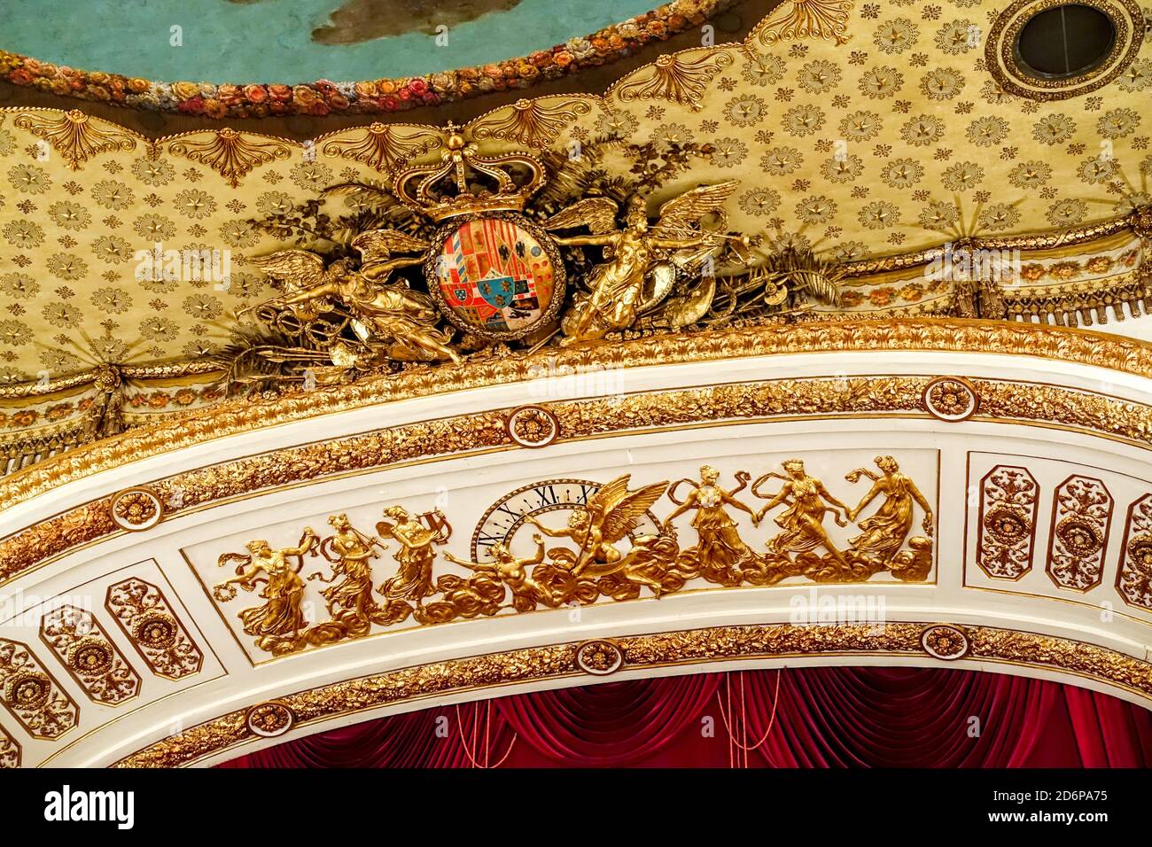Le Teatro Reale di San Carlo (Théâtre Royal de Saint Charles), la monarchie Bourbon, naples italie, armoiries royales Banque D'Images