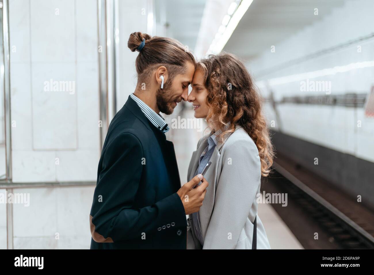beau couple debout sur la plate-forme de métro. Banque D'Images