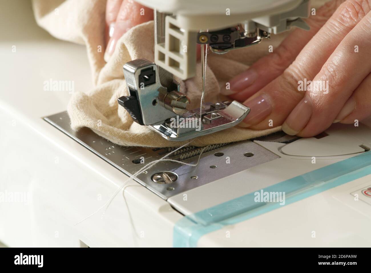 Machine à coudre avec concentration sur l'aiguille, faible profondeur de champ Banque D'Images