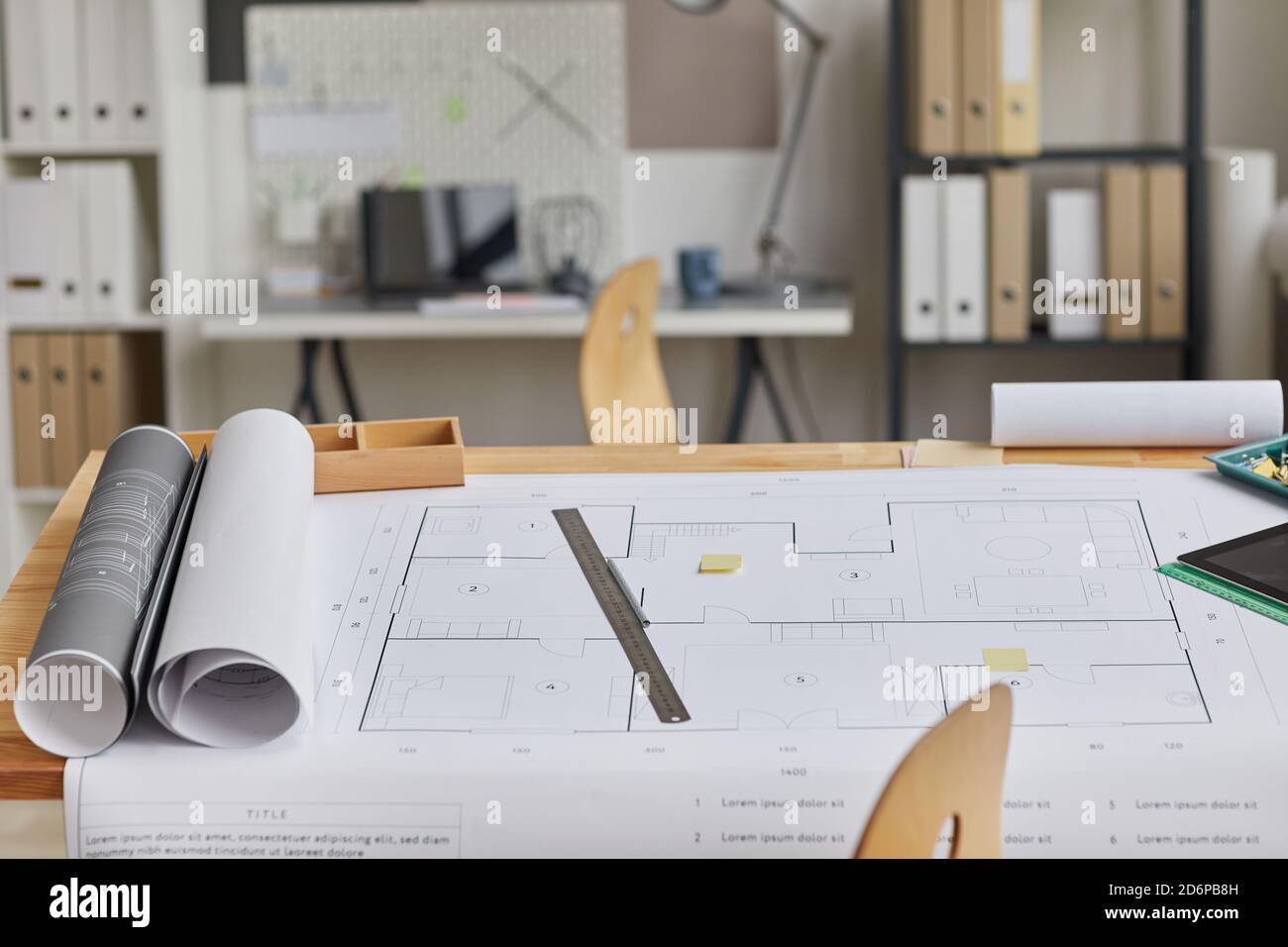 Image d'arrière-plan de la table de dessin avec des plans et des outils disposés dans le lieu de travail du forground et des architectes, espace de copie Banque D'Images