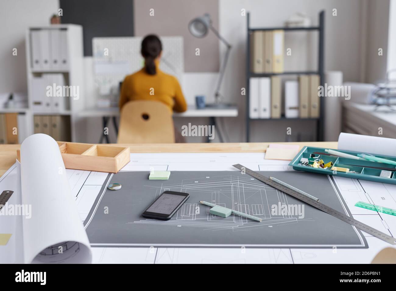 Image d'arrière-plan des plans et des plans sur le bureau de dessin sur le lieu de travail des architectes, espace de copie Banque D'Images