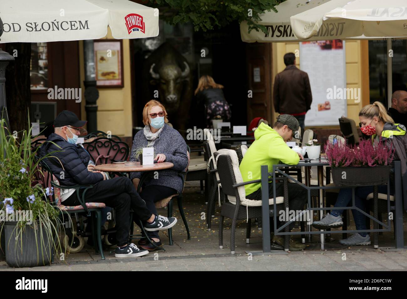 Cracovie, Pologne - 10 octobre 2020 : zone rouge en Pologne. Dans tout le pays et l'obligation de couvrir la bouche et le nez dans les espaces publics. Banque D'Images