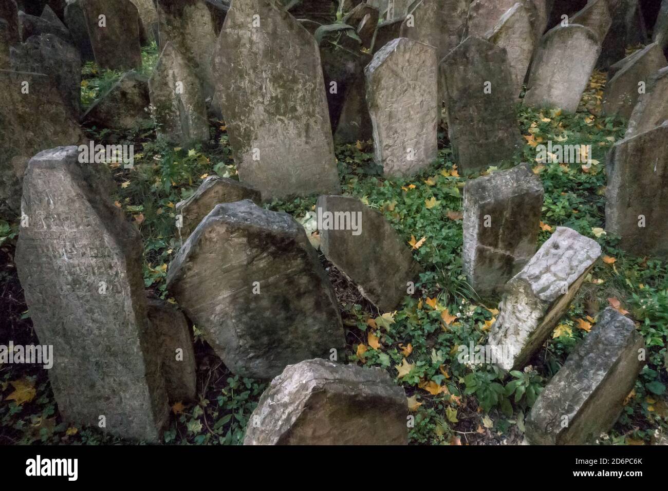 Pierres tombales dans le cimetière juif Prague, République tchèque, Europe Banque D'Images