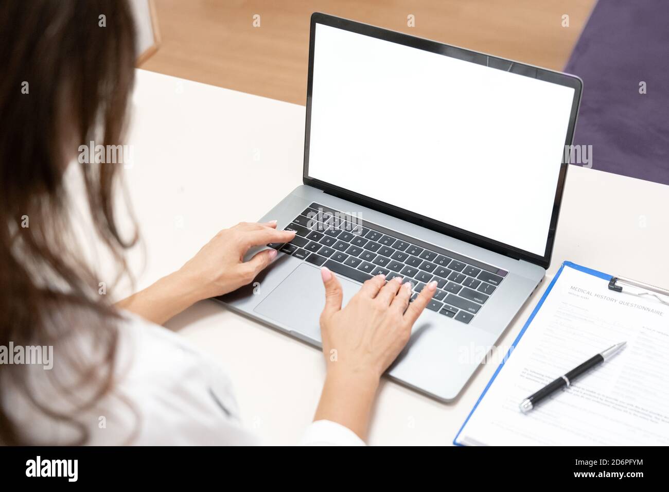 Maquette sur ordinateur portable avec femme médecin utilisant l'application sur elle. Banque D'Images
