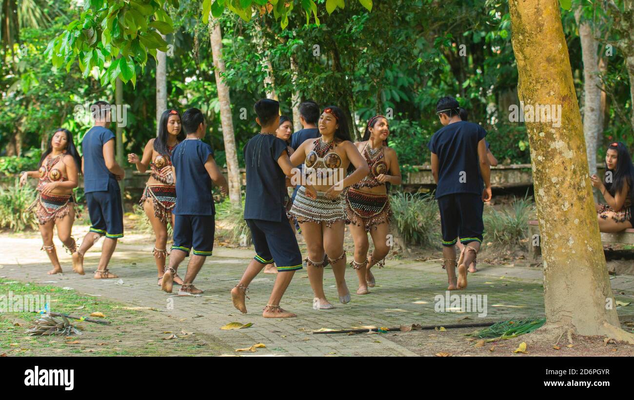 Tena, Napo / Equateur - octobre 10 2020: Groupe de jeunes dansant avec les  costumes typiques des groupes ethniques de l'Amazone équatorienne dans un  parc Photo Stock - Alamy