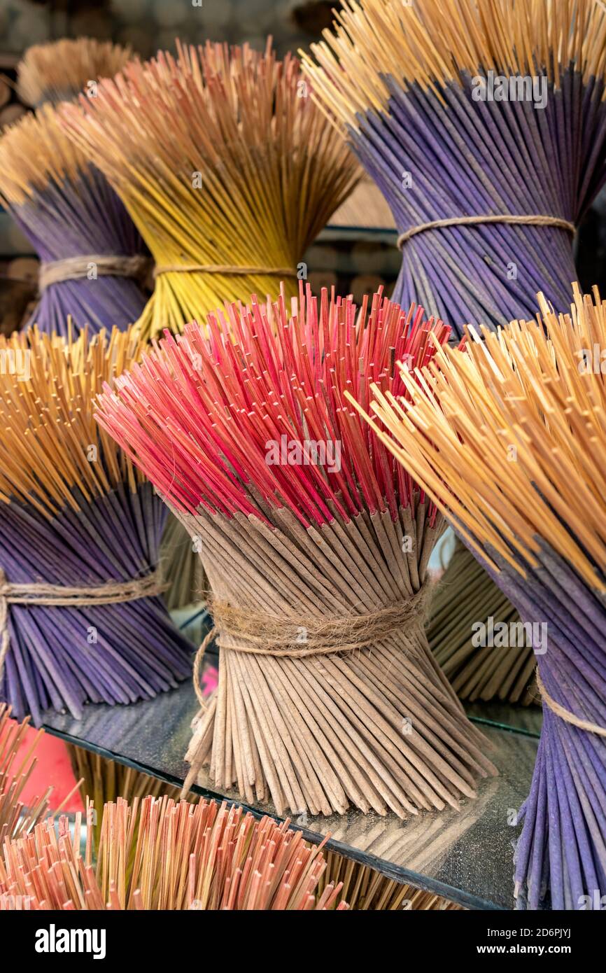 Bâtons d'encens colorés dans la boutique extérieure de rue en Inde Banque D'Images