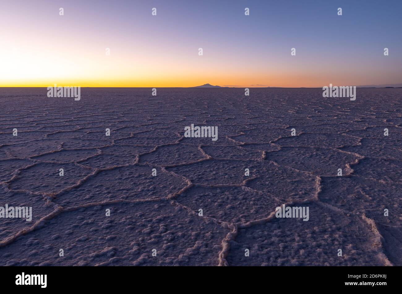 Formations de sel hexagonales au coucher du soleil, désert plat de sel d'Uyuni, Bolivie. Banque D'Images