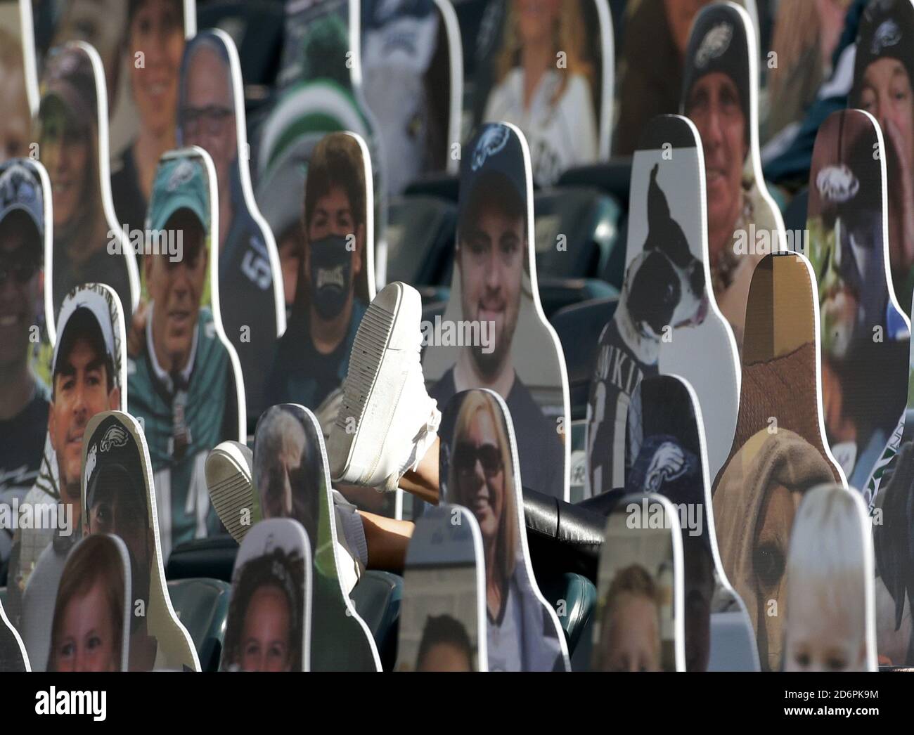 Philadelphie, États-Unis. 18 octobre 2020. Un fan met son pied sur le siège à l'avant tout en étant entouré de découpes de carton de fans lorsque les Philadelphia Eagles jouent les Baltimore Ravens au cours de la semaine 6 de la saison de la NFL au Lincoln Financial Field à Philadelphie le dimanche 18 octobre 2020. Les Eagles permettent à 7,500 personnes au total d'entrer dans le stade pour le jeu d'aujourd'hui, y compris les fans. Photo de John Angelillo/UPI crédit: UPI/Alay Live News Banque D'Images