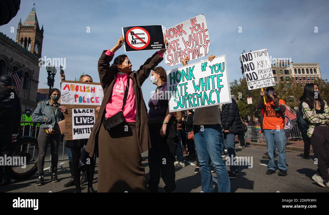 Boston, Massachusetts, États-Unis. 18 octobre 2020, Copley Square, Boston, Massachusetts, États-Unis : un partisan de Trump tient un panneau anti Black Lives Matter face à des manifestants au comptoir lors d'un rassemblement en faveur du président américain Donald Trump parrainé par Super Happy Fun America, à Boston. Credit: Keiko Hiromi/AFLO/Alay Live News Banque D'Images