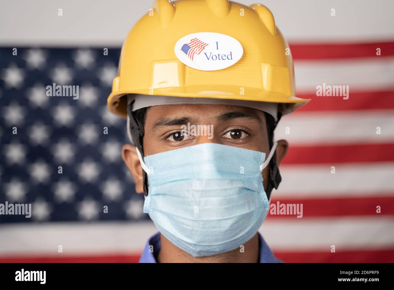 Coup de tête, j'ai voté autocollant sur le casque de travailleur avec le drapeau américain comme arrière-plan - concept des élections et vote aux États-Unis. Banque D'Images