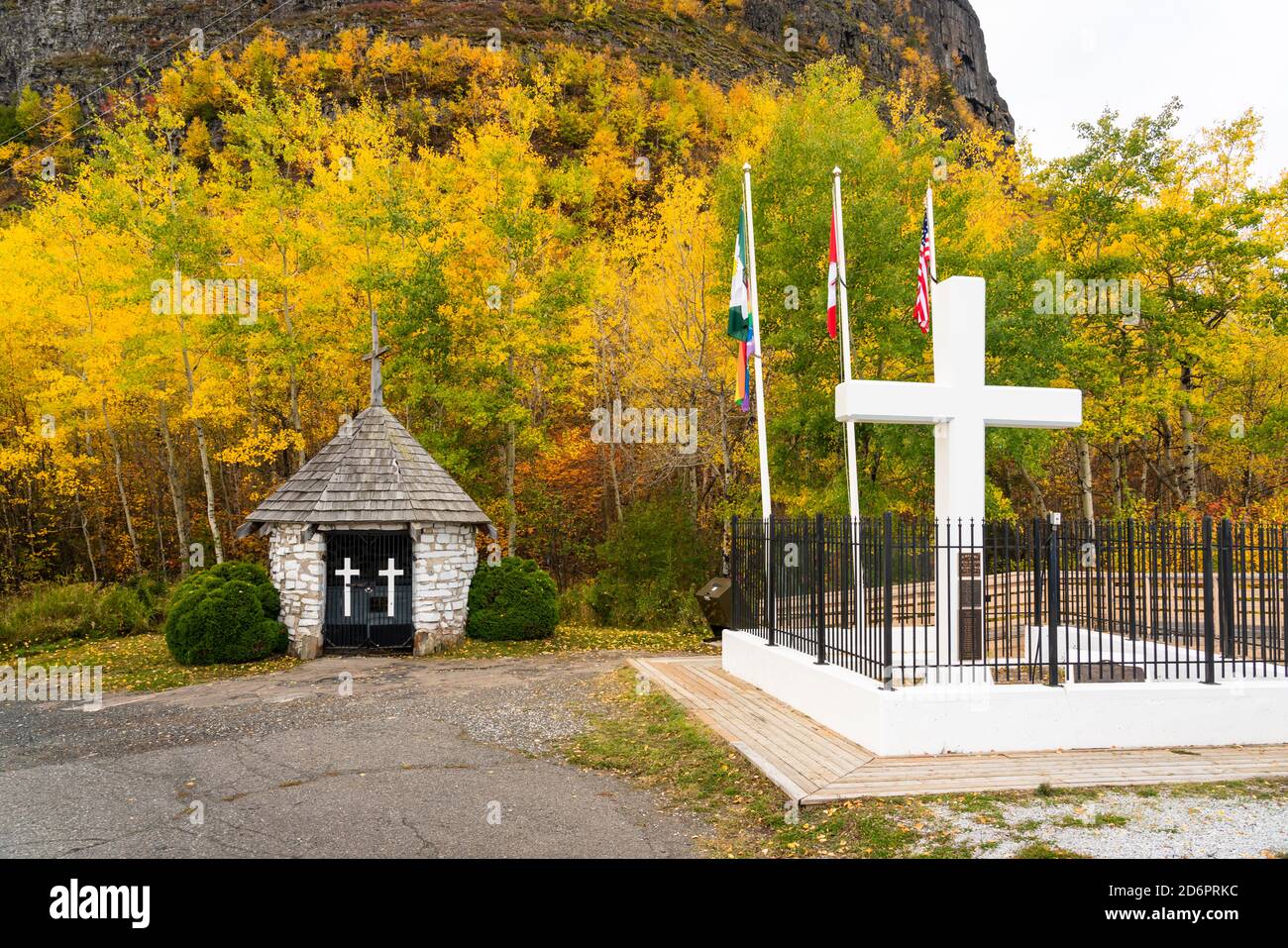 Petite chapelle et feuillage d'automne au point d'observation de Mount McKay Thunder Bay, Ontario, Canada. Banque D'Images