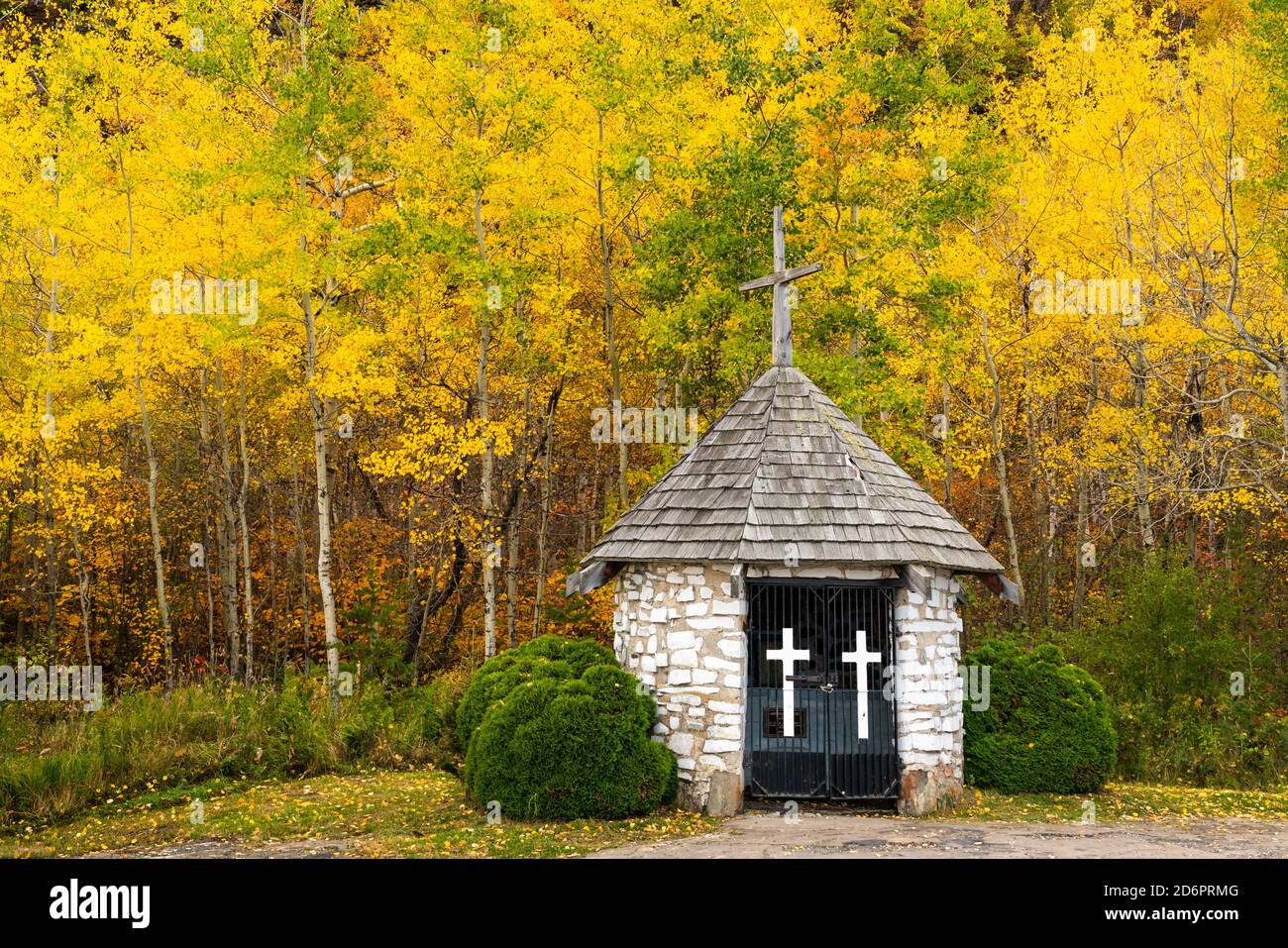 Petite chapelle et feuillage d'automne au point d'observation de Mount McKay Thunder Bay, Ontario, Canada. Banque D'Images