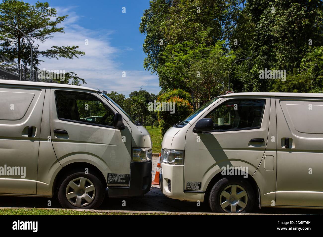 Deux fourgons se garent si près que presque « baiser » Banque D'Images